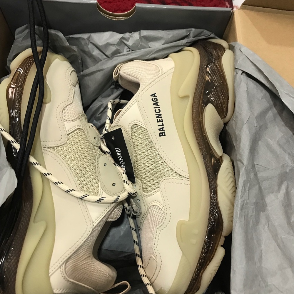 Brand new size 7 men comes with box dust cover etc